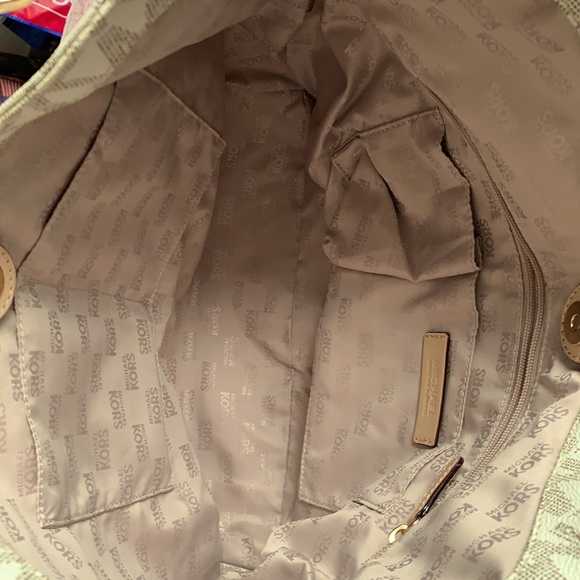 Michael Kors Vanilla purse - Picture 6 of 10